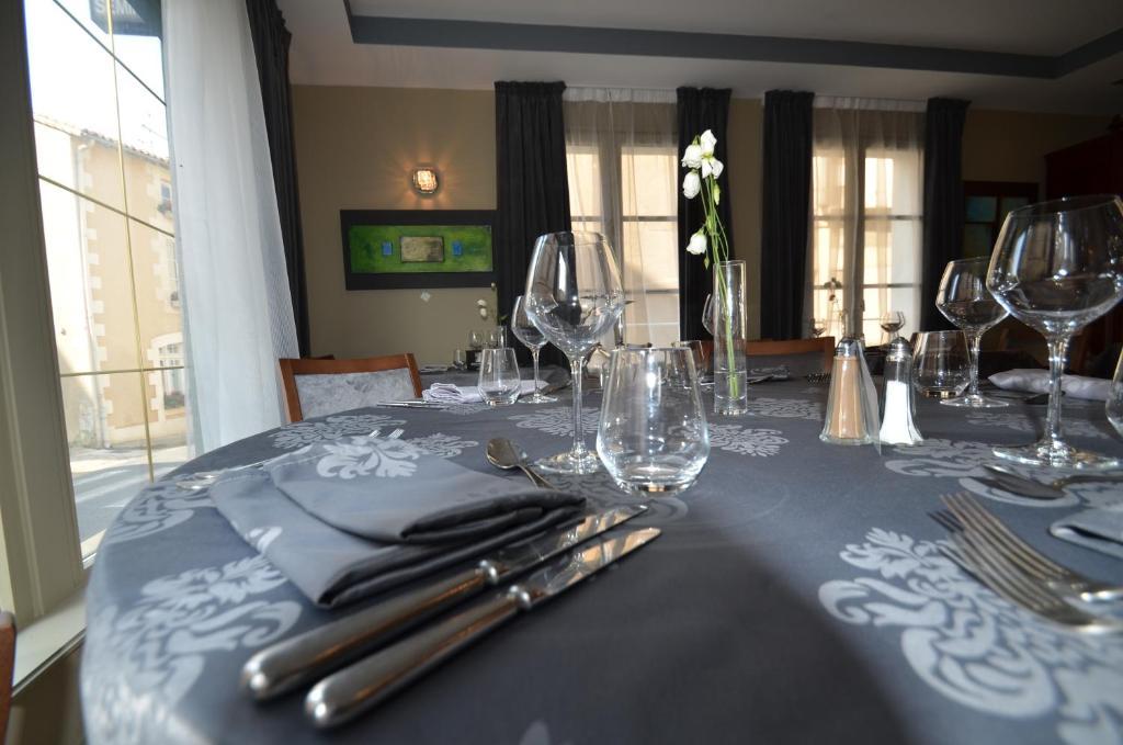 Logis Hotel Le Saint Georges Vivonne Exterior foto